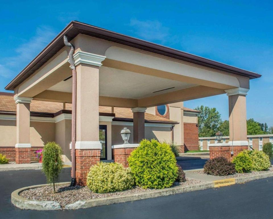 a front view of a building with a garage at Quality Inn Lockport in Lockport