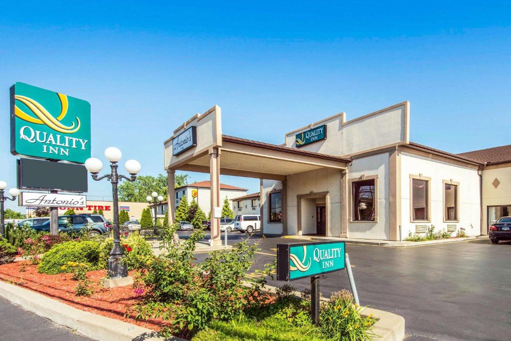 una señal de calidad frente a un estacionamiento en Quality Inn, en Niagara Falls