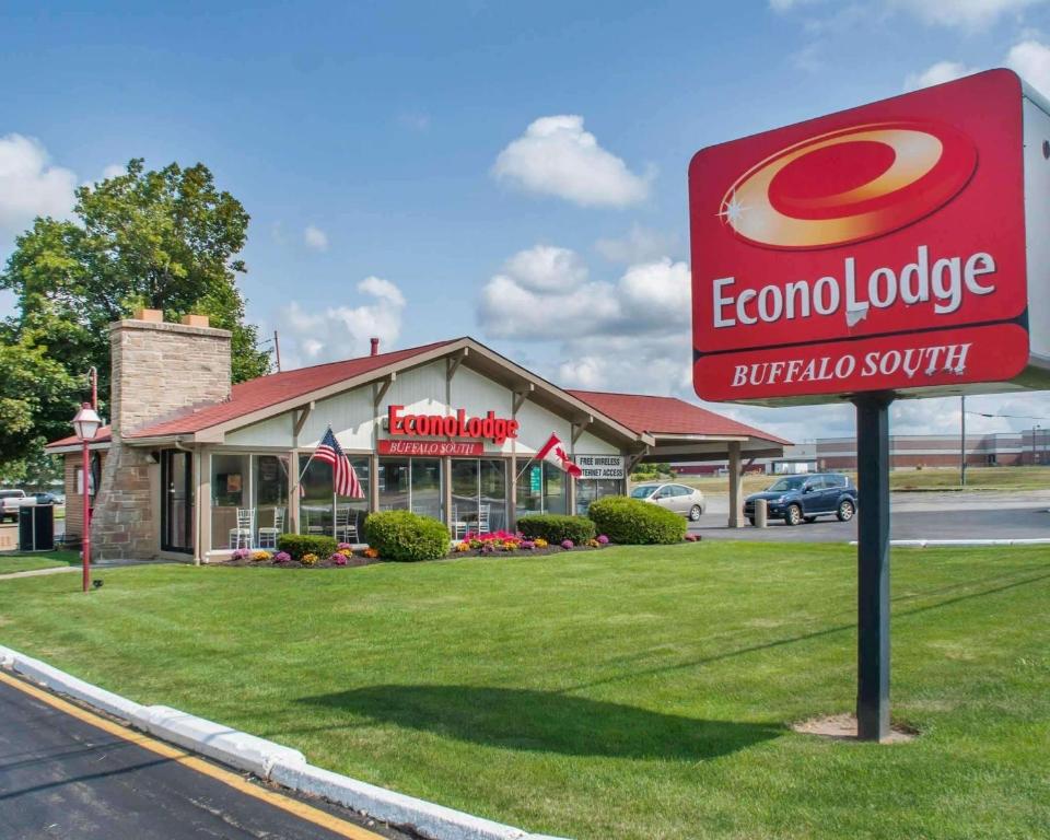 um restaurante de fast food com uma placa em frente em Econo Lodge Buffalo South em Blasdell