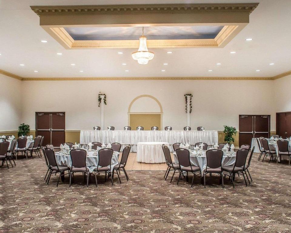 una sala banchetti con tavoli e sedie di Quality Inn - Niagara Falls Blvd a Niagara Falls