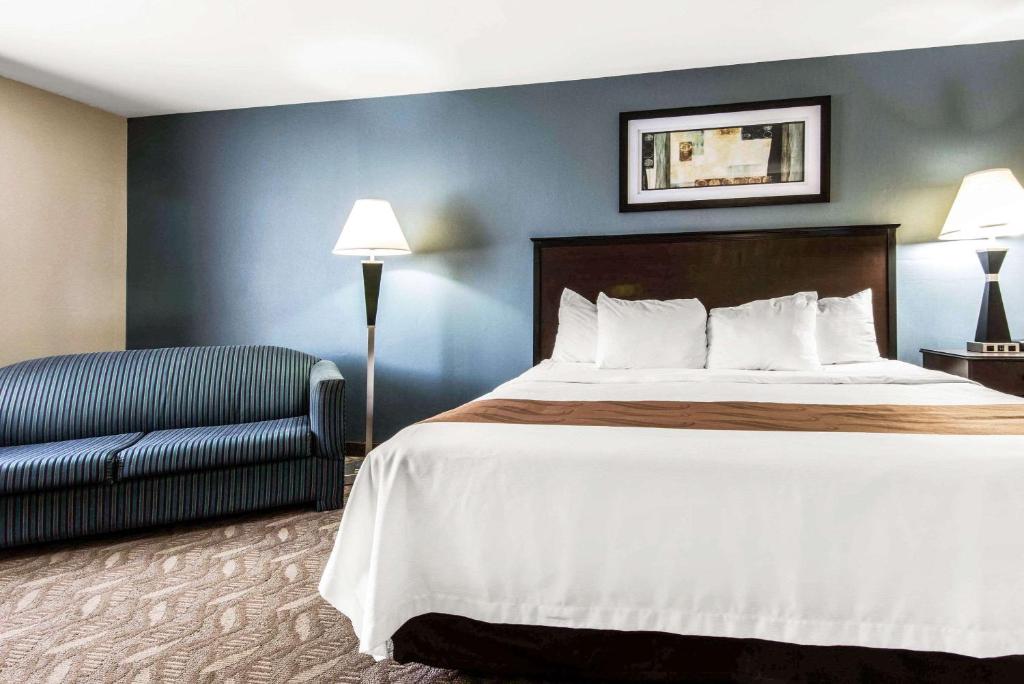 Letto o letti in una camera di Quality Inn - Niagara Falls Blvd