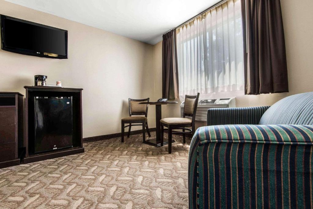 TV o dispositivi per l'intrattenimento presso Quality Inn - Niagara Falls Blvd