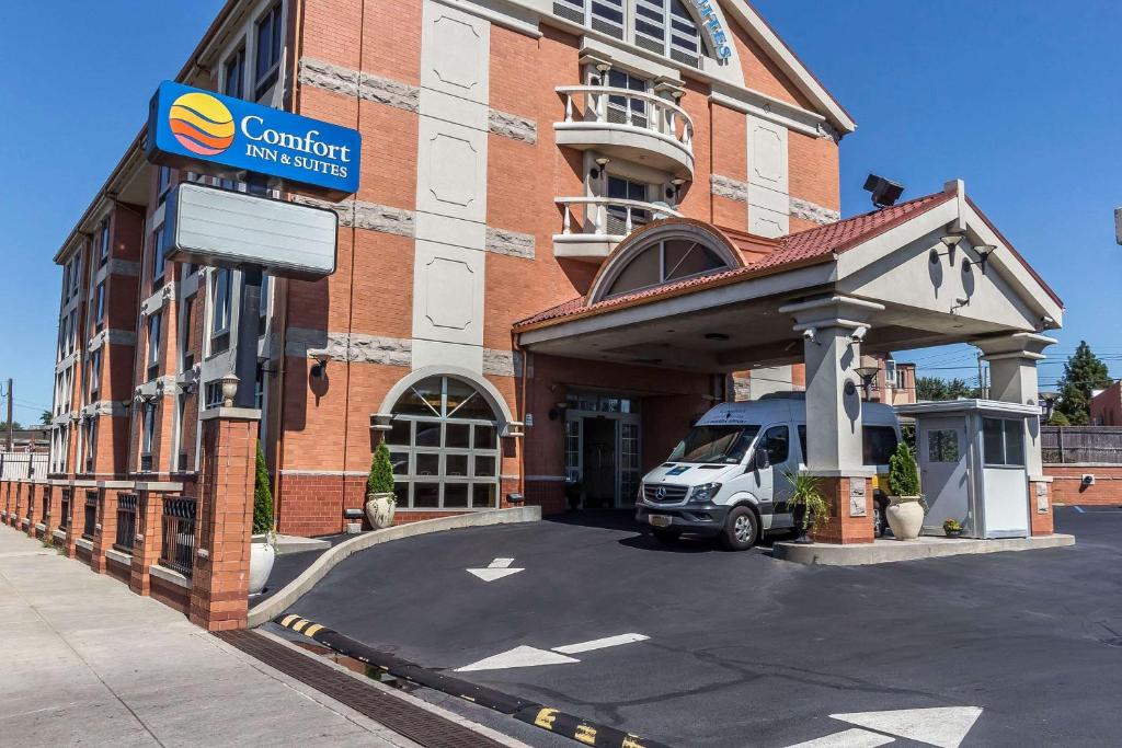 un camión está estacionado frente a un edificio en Comfort Inn & Suites LaGuardia Airport, en Queens