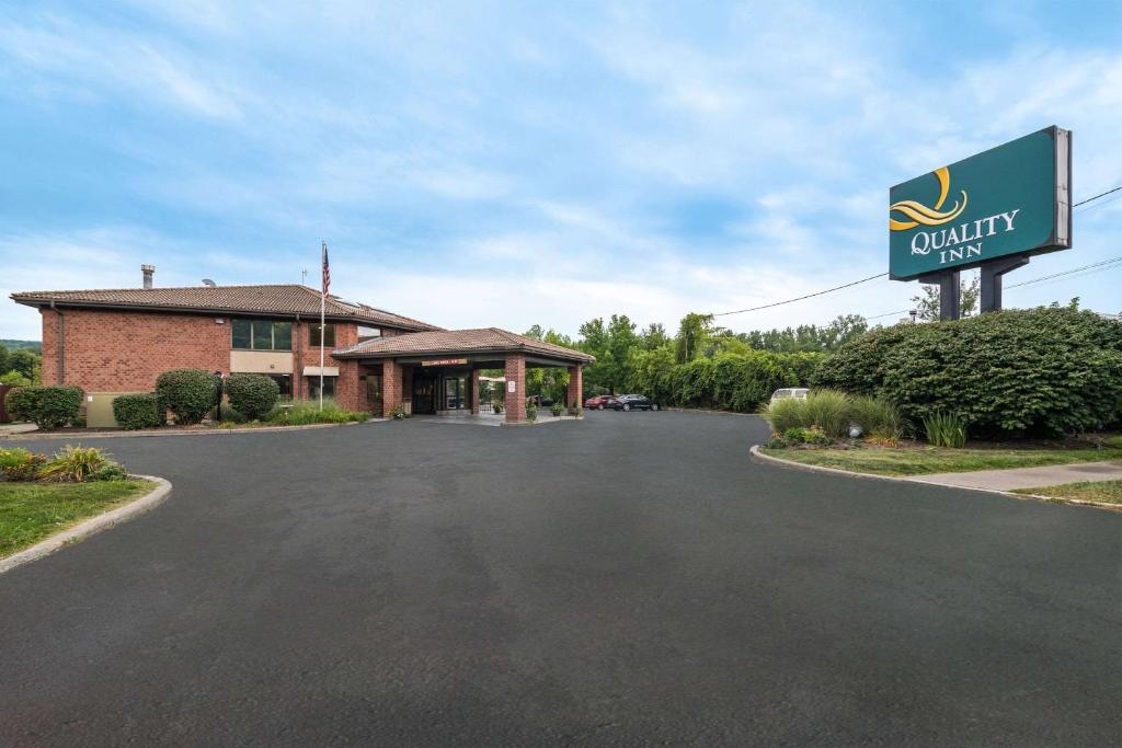 una señal para una posada de calidad frente a un edificio en Quality Inn Ithaca - University Area, en Ithaca