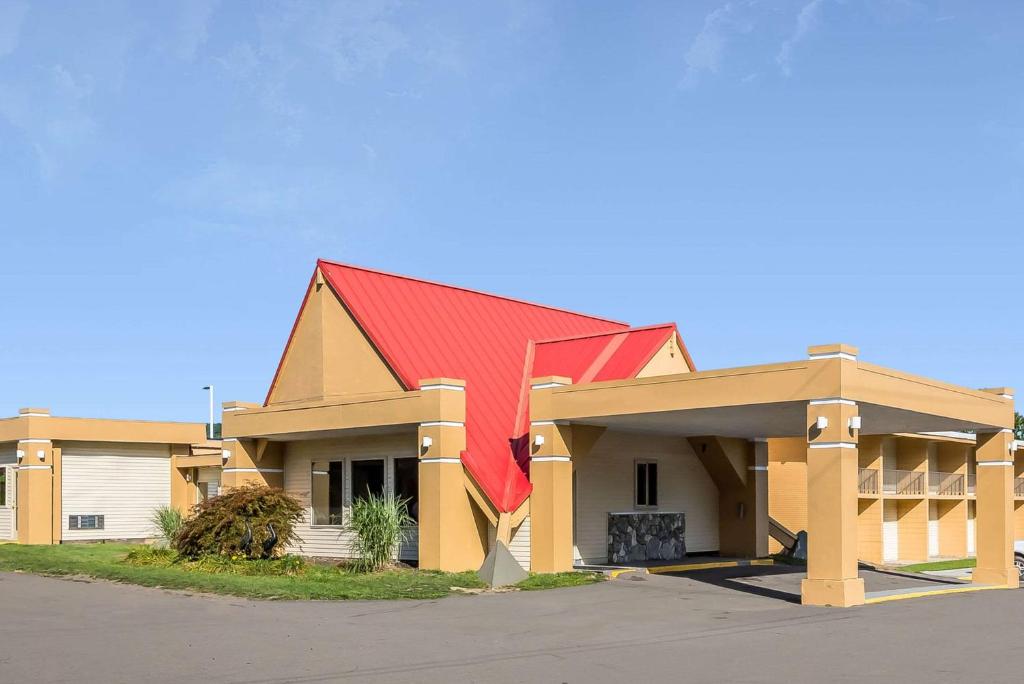 een groot gebouw met een rood dak bij Econo Lodge Inn & Suites in Binghamton