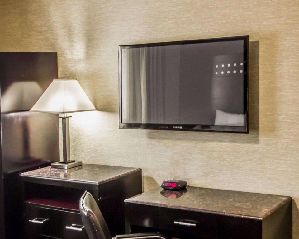 TV a/nebo společenská místnost v ubytování Rodeway Inn Bronx Zoo