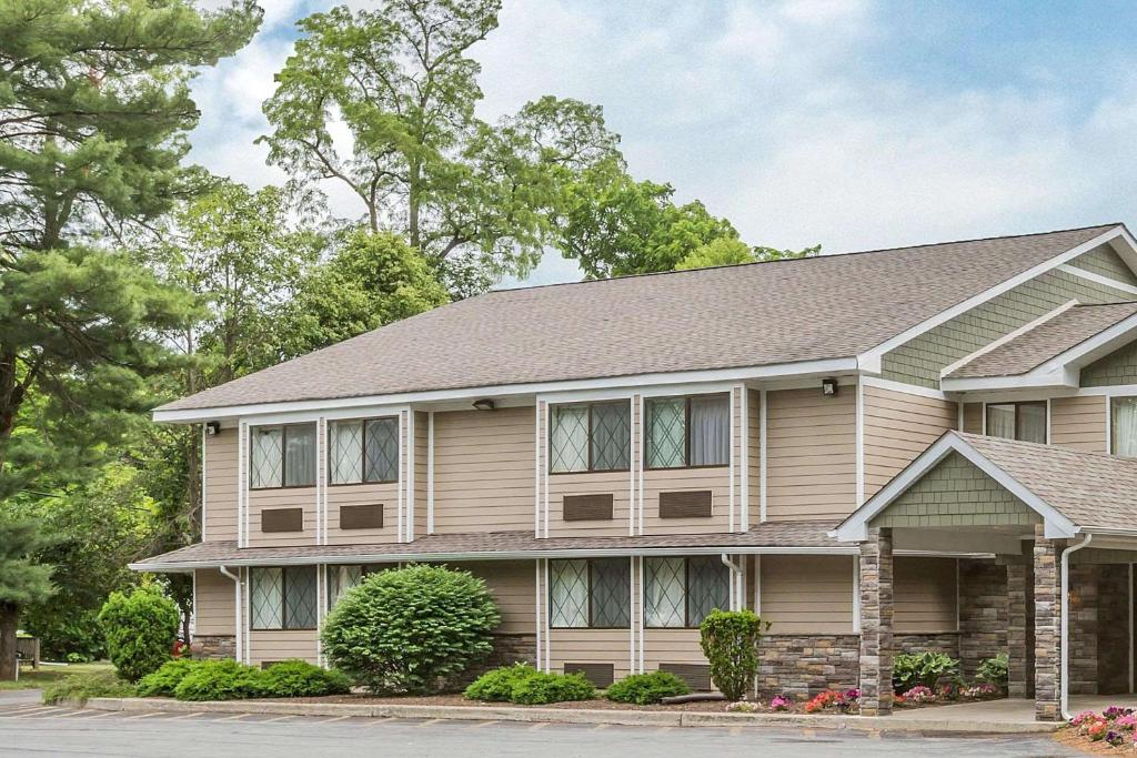 una casa grande con en Quality Inn Hyde Park Poughkeepsie North, en Hyde Park