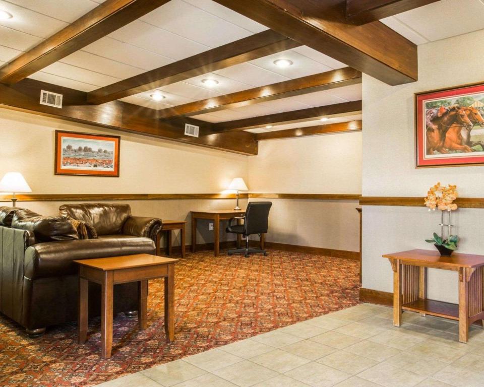 uma sala de espera com um sofá e uma mesa em Clarion Inn & Suites Lake George em Lake George