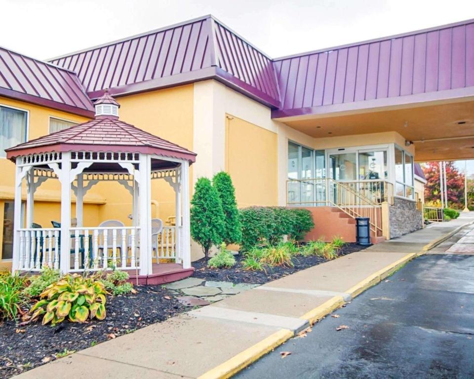 a gazebo in front of a building at Quality Inn and Suites Fairgrounds - Syracuse in Liverpool