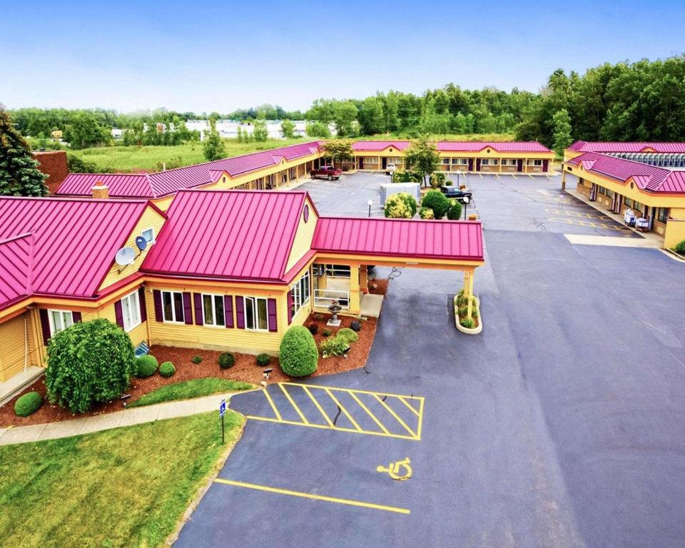 uma vista superior de uma escola com telhados cor-de-rosa em Amherst Inn & Suites em Amherst