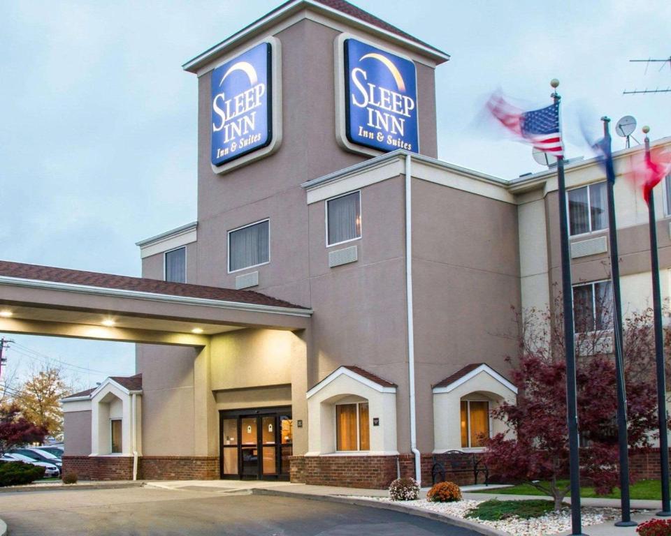 een super mini herberg met een Amerikaanse vlag ervoor bij Sleep Inn & Suites Buffalo Airport in Cheektowaga