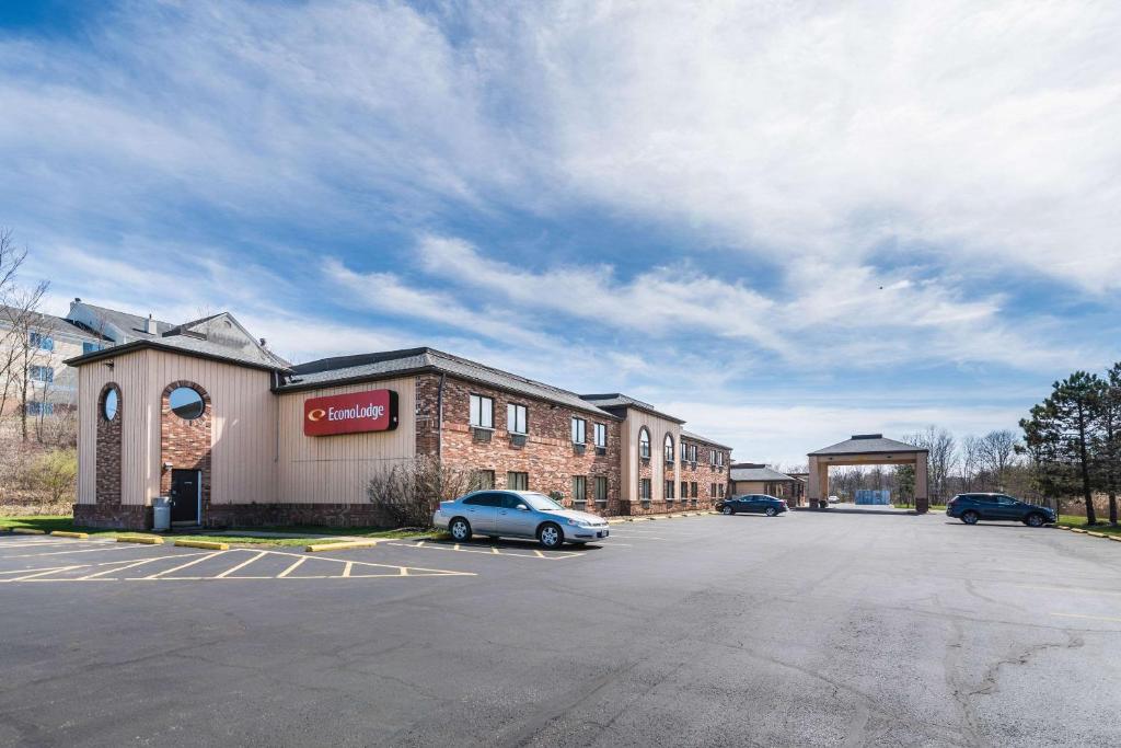 un estacionamiento frente a un edificio en Econo Lodge Cleveland Southeast - Kent, en Streetsboro