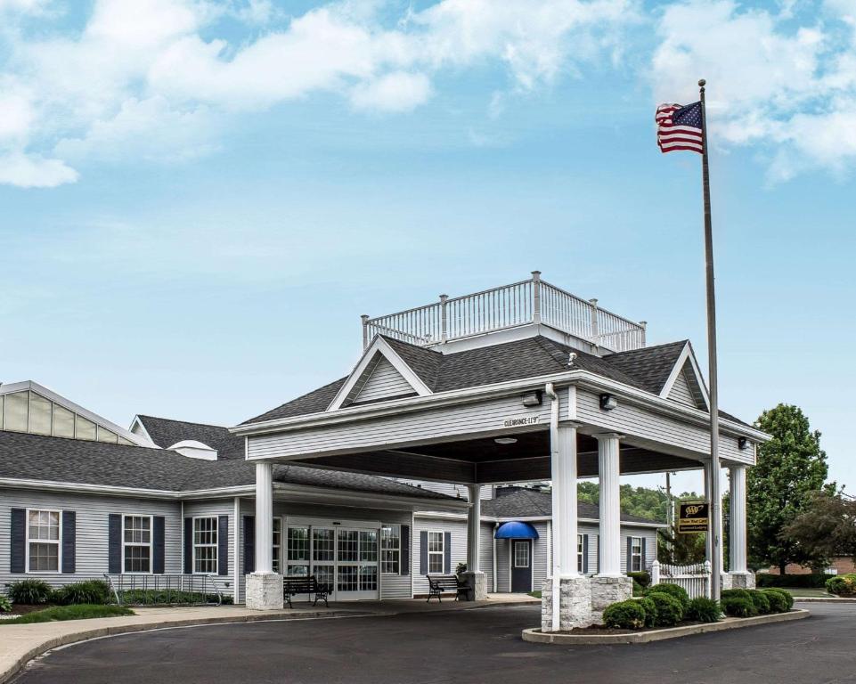 un edificio con una bandera americana delante de él en Comfort Inn Splash Harbor en Bellville