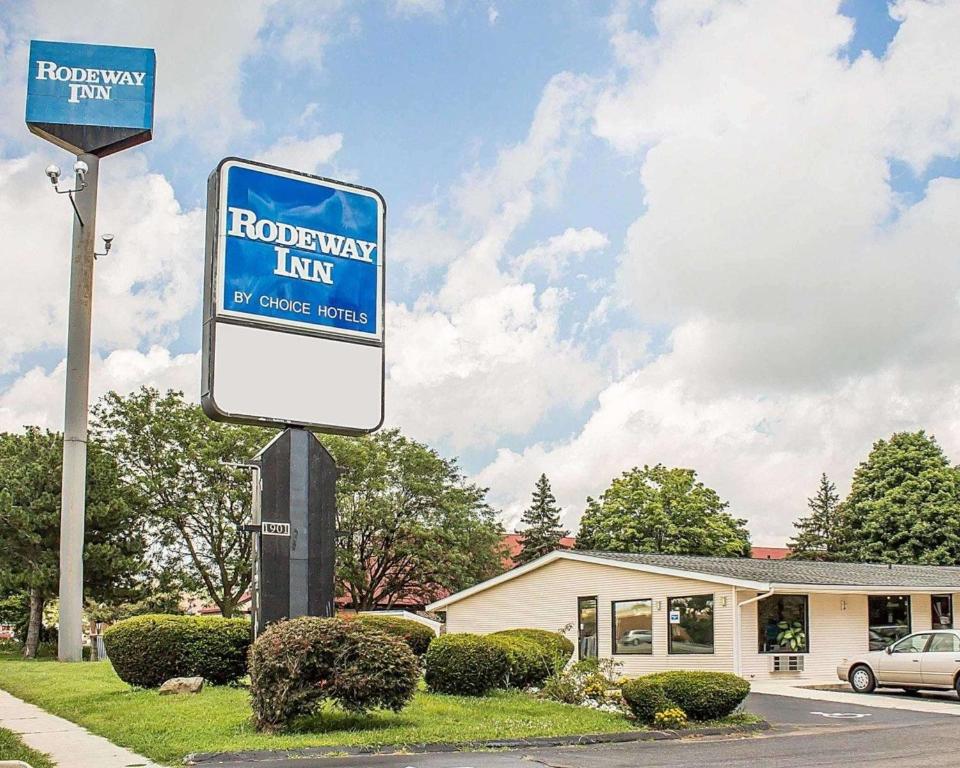 een bord voor een huis met een roadrunnerlimiet bij Rodeway Inn Findlay in Findlay