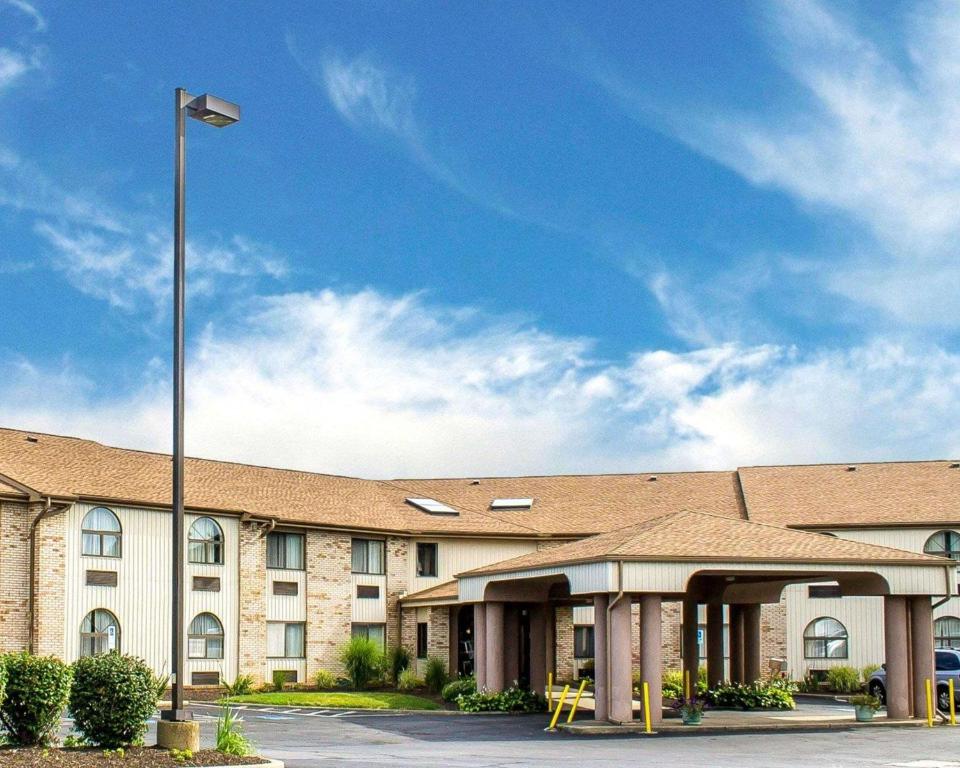 un edificio con un poste de luz delante de él en Quality Inn, en Elyria