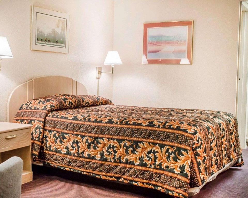 Rodeway Inn - Queen Room - Smoking