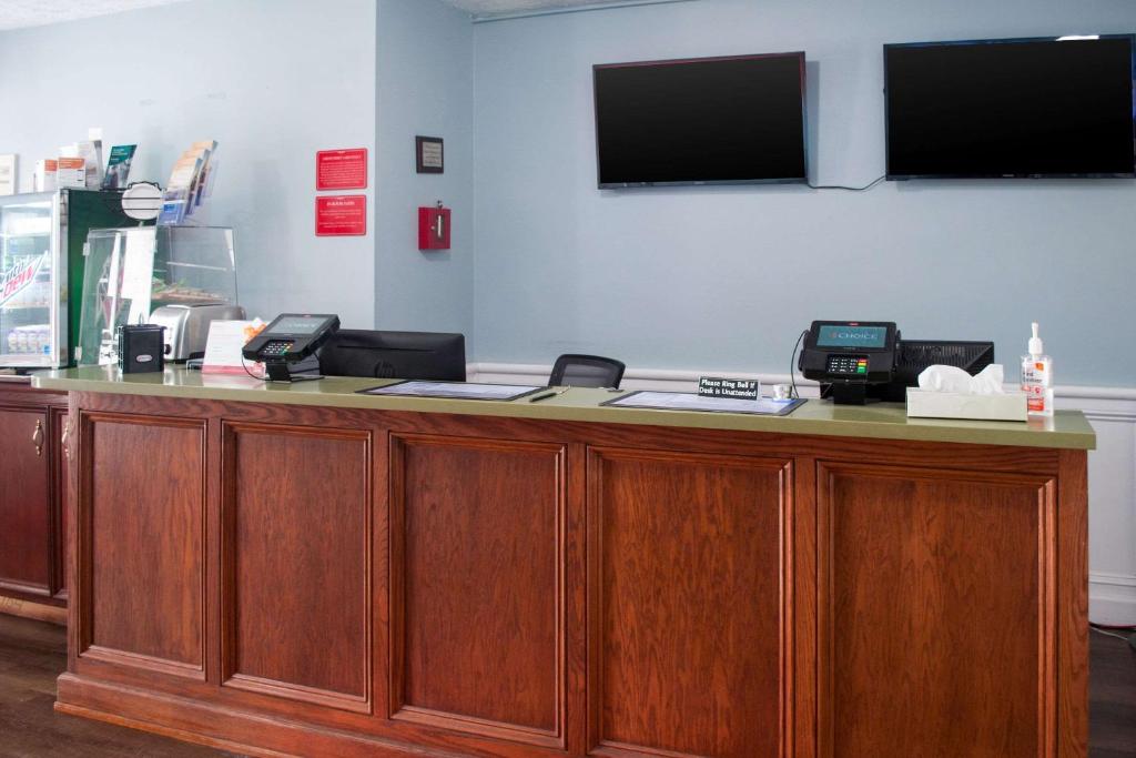 a reception desk with two fax machines on top of it at Econo Lodge Inn & Suites South in Sandusky