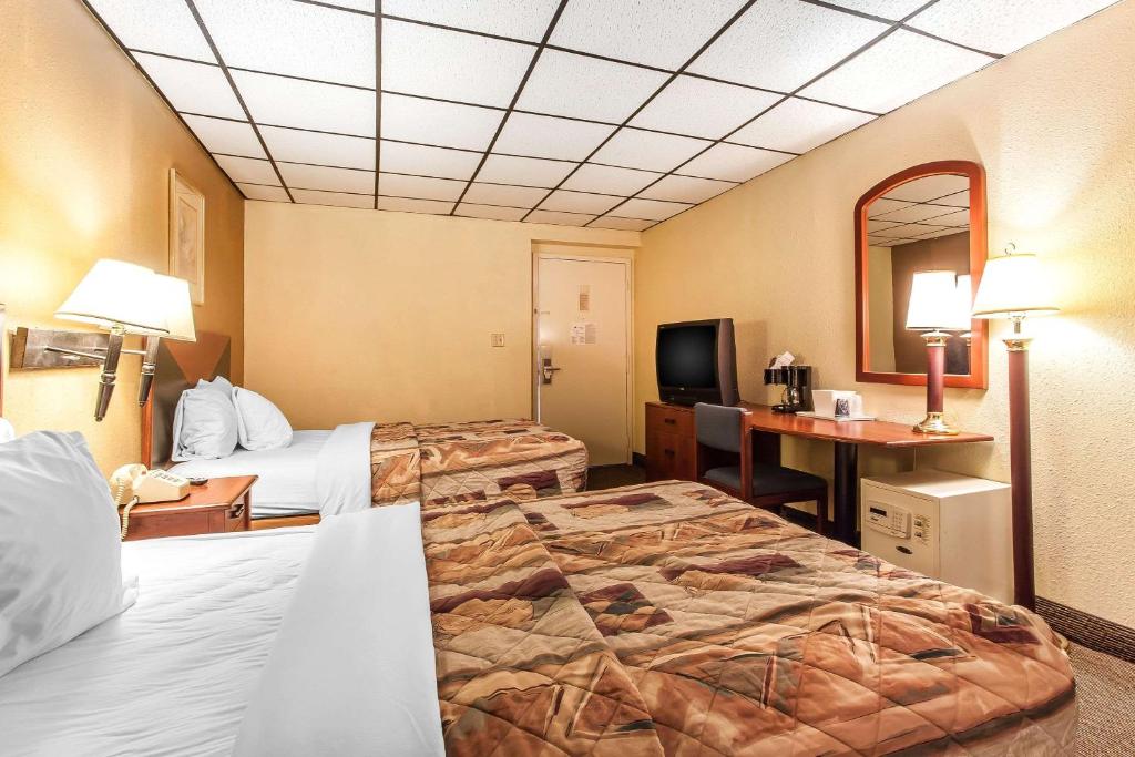 Rodeway Inn Sandusky North - Double Room With Two Double Beds - Smoking