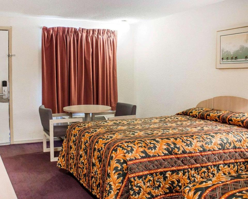 Rodeway Inn - Double Room With Two Double Beds - Non-Smoking
