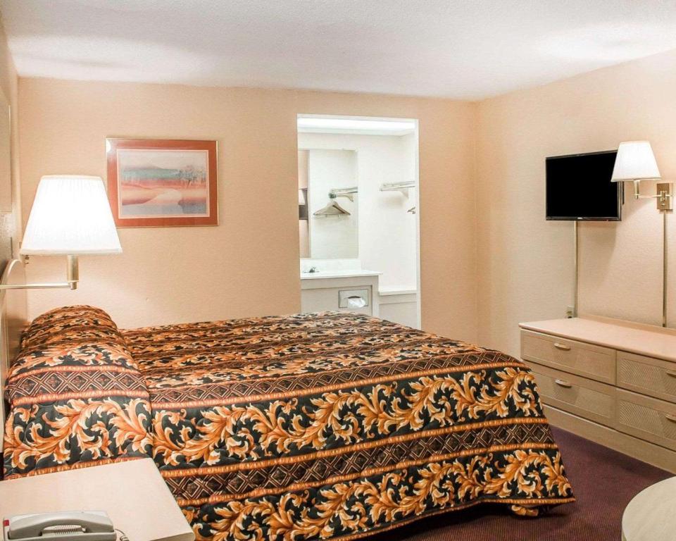 Rodeway Inn - King Room - Non-Smoking