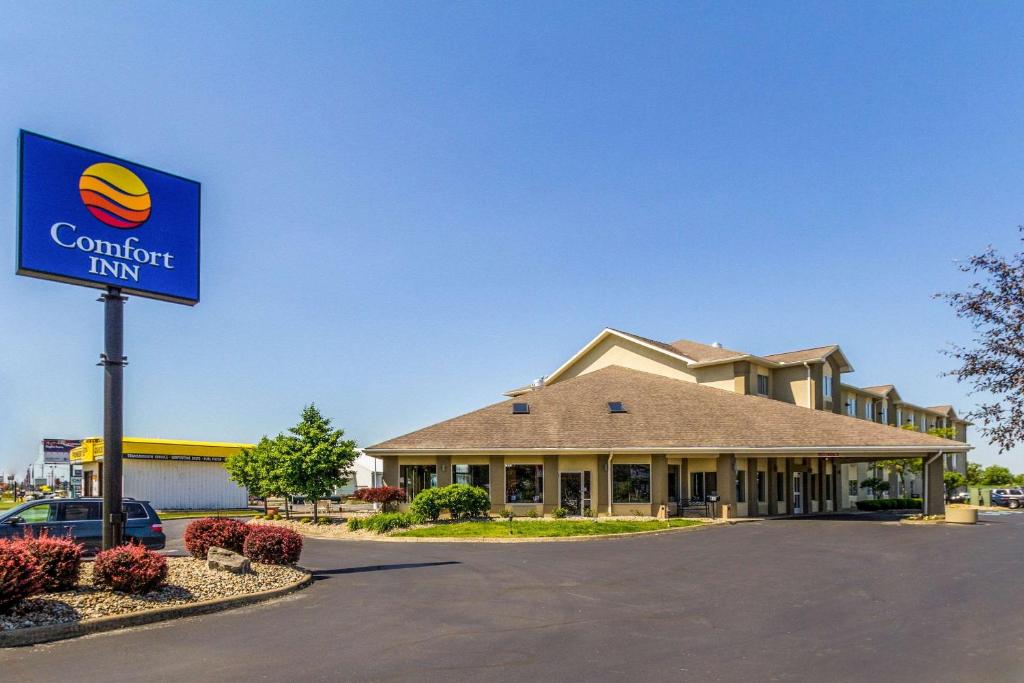 een hotel met een bord voor een gebouw bij Comfort Inn Norwalk - Sandusky in Norwalk