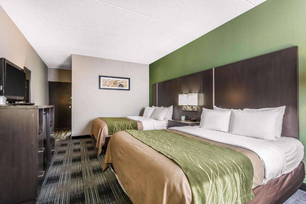 um quarto de hotel com duas camas e uma televisão de ecrã plano em Comfort Inn Cleveland Airport em Middleburg Heights