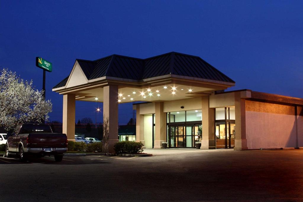 budynek z samochodem zaparkowanym przed nim w obiekcie Quality Inn and Conference Center w mieście Springfield