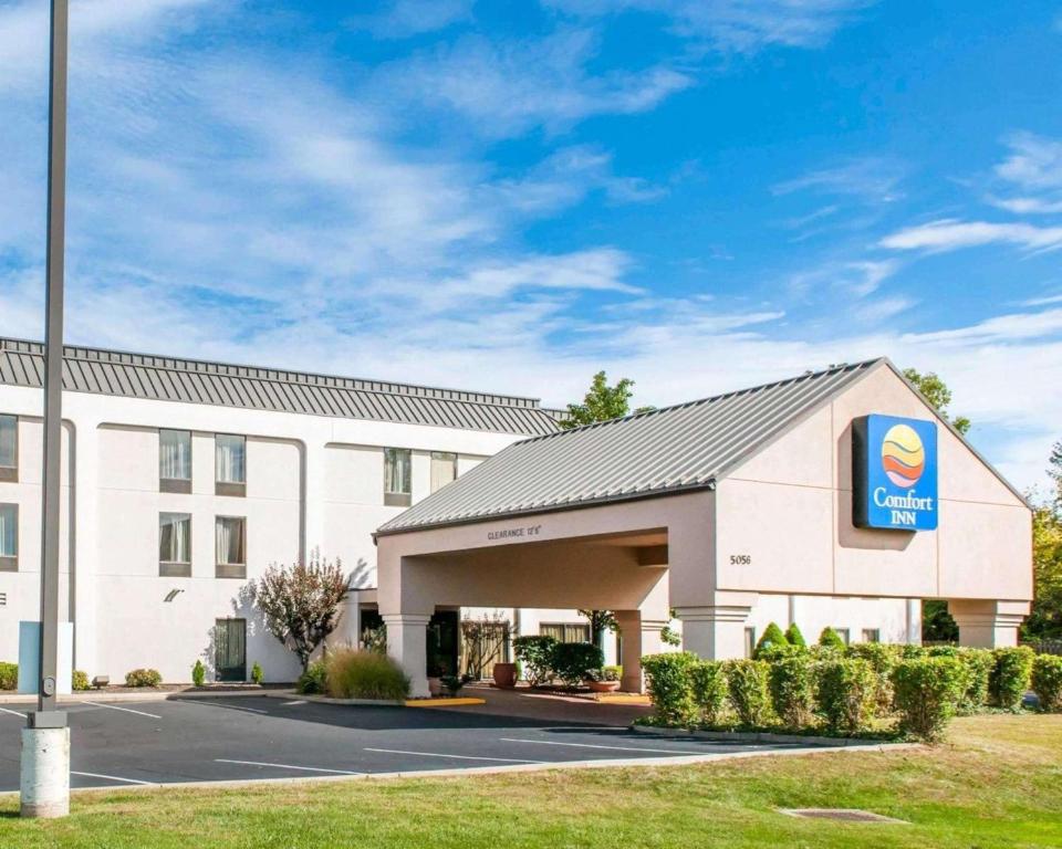 a hotel with a sign in front of a building at Comfort Inn Oxford in Oxford