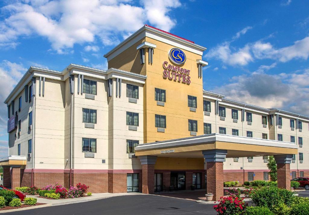 un hotel con un cartel en la parte delantera en Comfort Suites Cincinnati North, en Forest Park