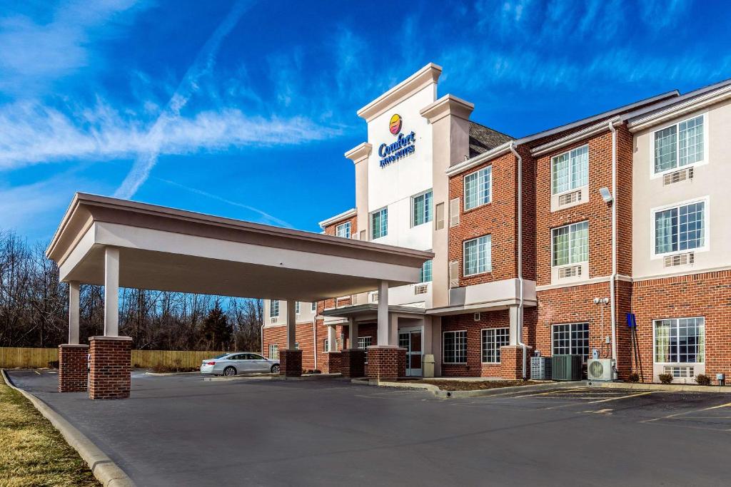 a rendering of the front of a hotel at Comfort Inn & Suites Dayton North in Dayton