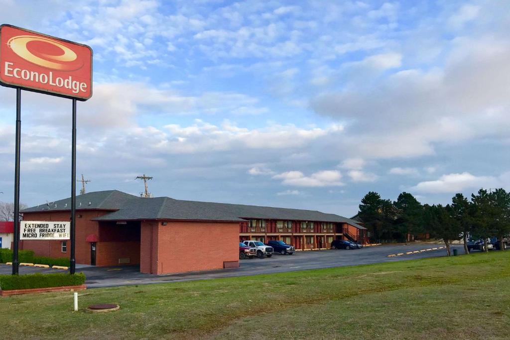 un edificio de comida rápida con un cartel delante en Econo Lodge en Purcell