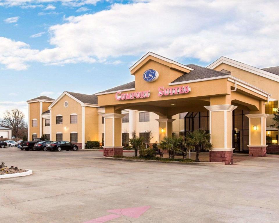 a front view of a hotel with a parking lot at Comfort Suites Idabel in Idabel