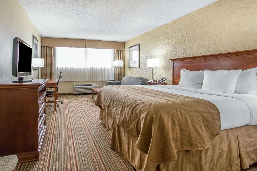 Postel nebo postele na pokoji v ubytování Clarion Hotel Broken Arrow - Tulsa