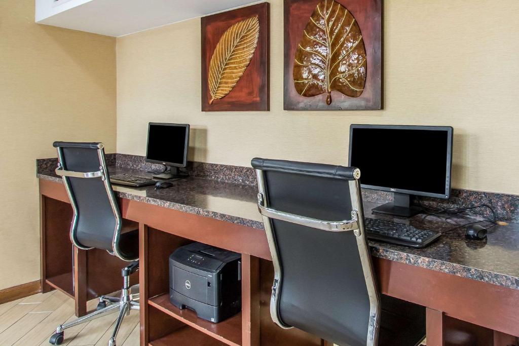 TV a/nebo společenská místnost v ubytování Clarion Hotel Broken Arrow - Tulsa