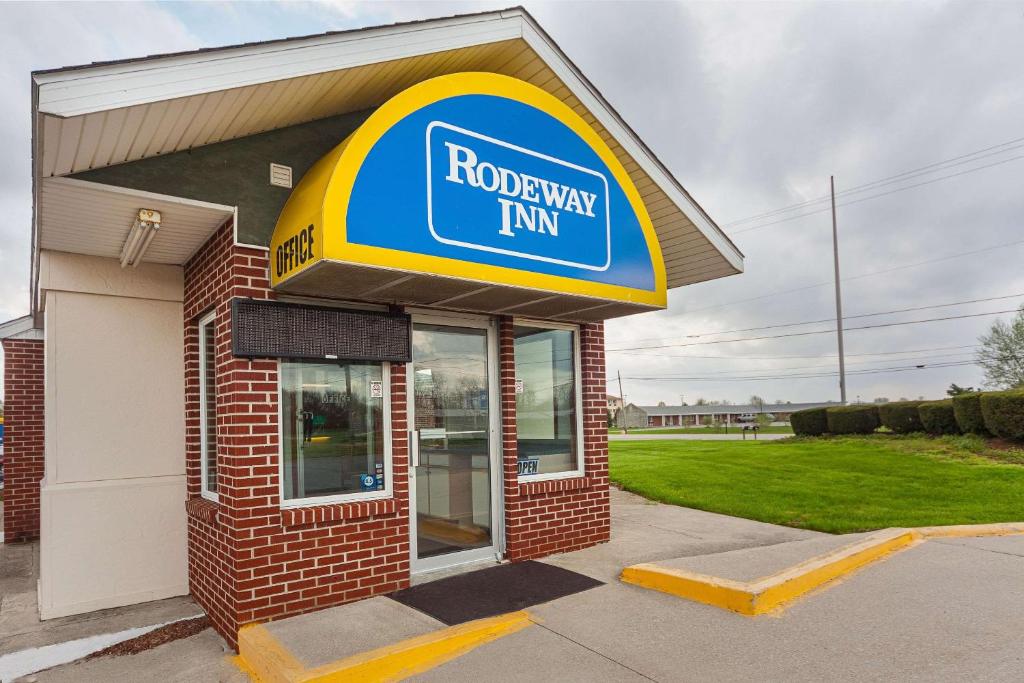 a rotary tum sign on the front of a building at Rodeway Inn in Wauseon