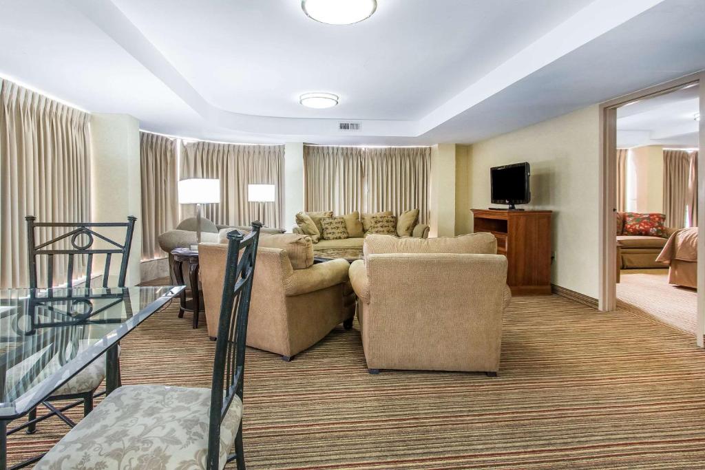 Posezení v ubytování Clarion Hotel Broken Arrow - Tulsa
