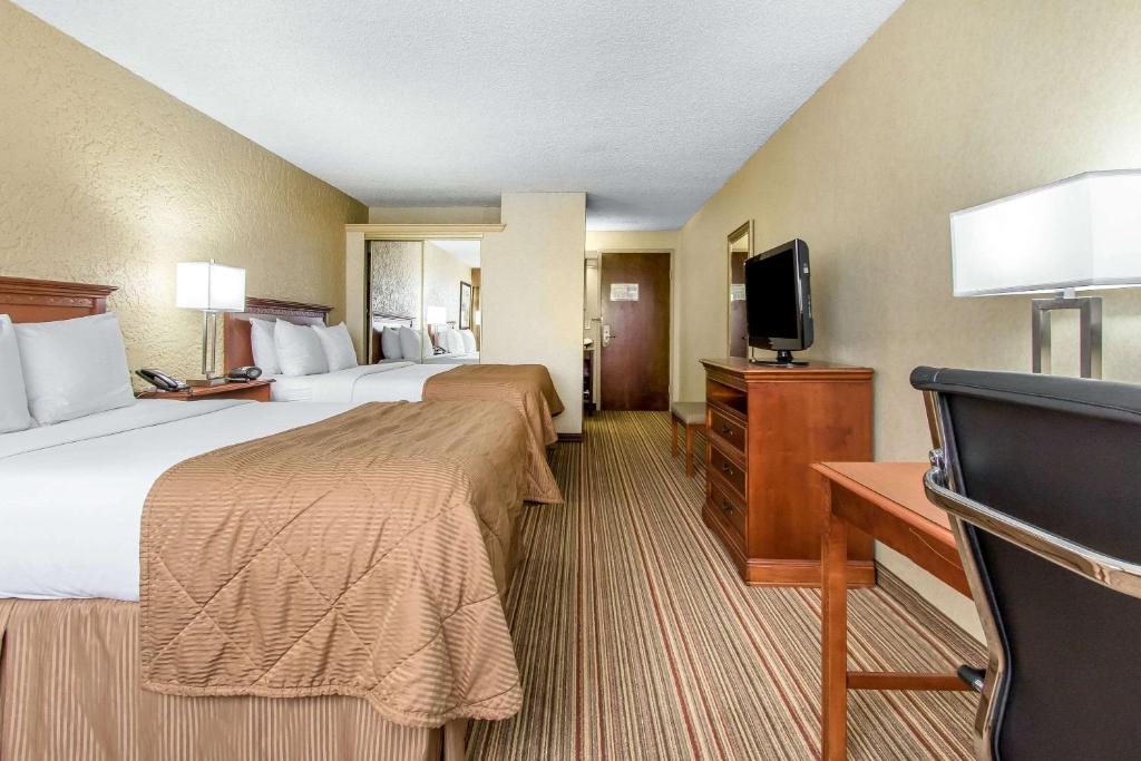 TV a/nebo společenská místnost v ubytování Clarion Hotel Broken Arrow - Tulsa