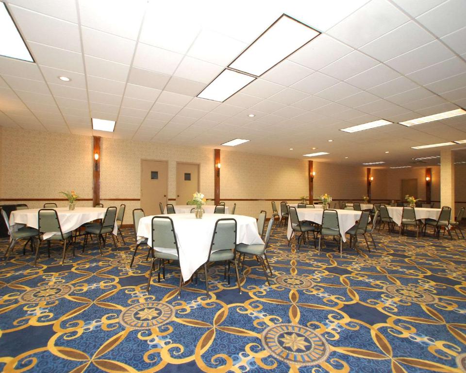 Restaurace v ubytování Clarion Hotel Broken Arrow - Tulsa