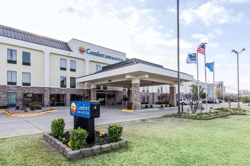 un hôtel avec un panneau devant un bâtiment dans l'établissement Comfort Inn & Suites Ardmore, à Ardmore