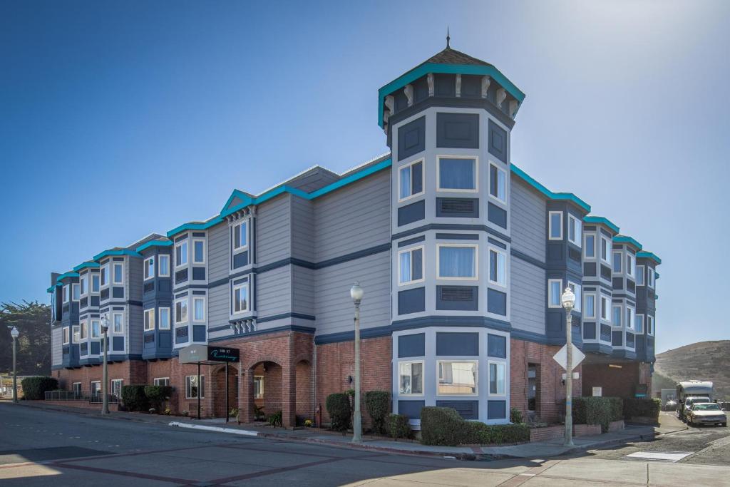 an apartment building on a street with a blue sky at Inn At Rockaway in Pacifica