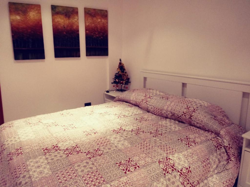 - une chambre avec un lit et un arbre de Noël dans l'établissement Casamassimi apartment, à Bari