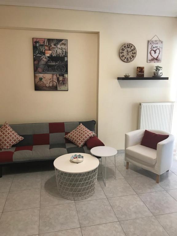 A seating area at Cozy studio apartment in PIREUS