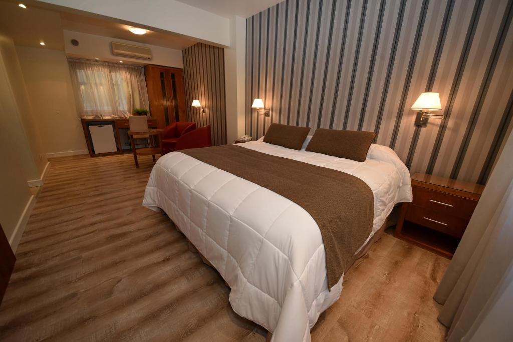 a bedroom with a large bed in a hotel room at Gran Hotel Skorpios in Mar del Plata