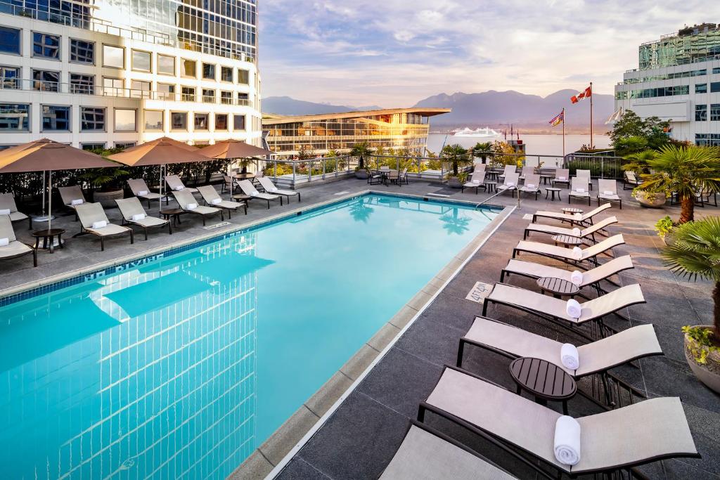 Bazén v ubytování Fairmont Waterfront nebo v jeho okolí