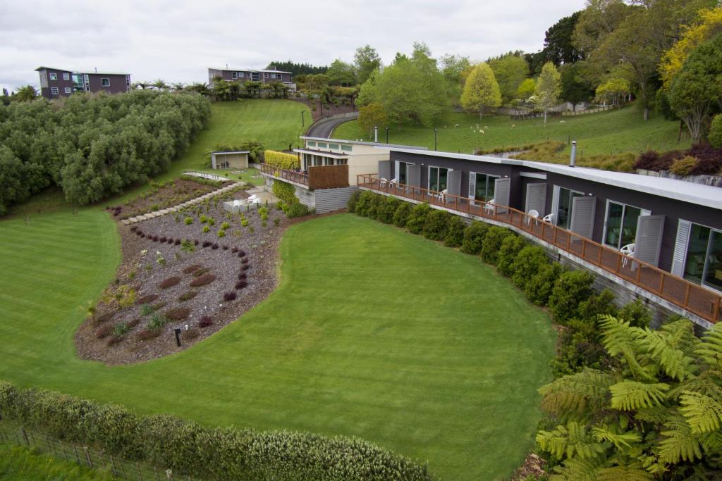 新普利茅斯的住宿－旺伯吉斯山酒店，享有花园建筑的空中景致