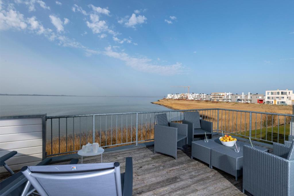 einen Balkon mit Stühlen und Meerblick in der Unterkunft Kolibri in Olpenitz