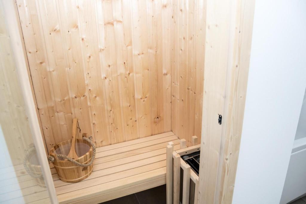 een hoek van een sauna met een houten muur bij Achtern Schilf in Olpenitz
