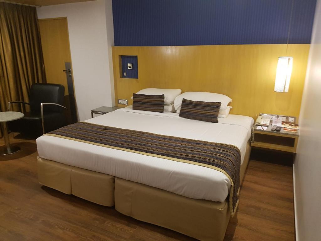 Postel nebo postele na pokoji v ubytování Ramee Guestline Hotel Dadar
