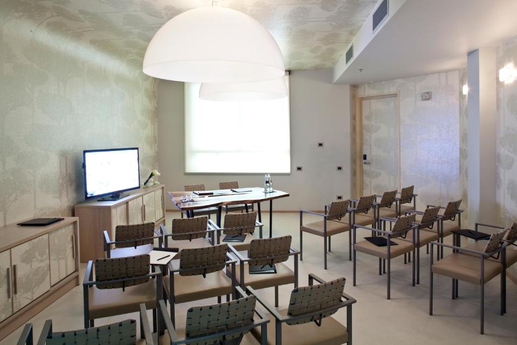TV a/nebo společenská místnost v ubytování Nu Hotel