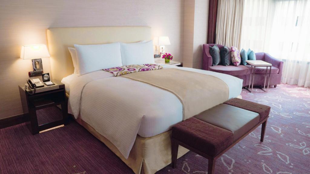 Postel nebo postele na pokoji v ubytování Diamond Hotel Philippines